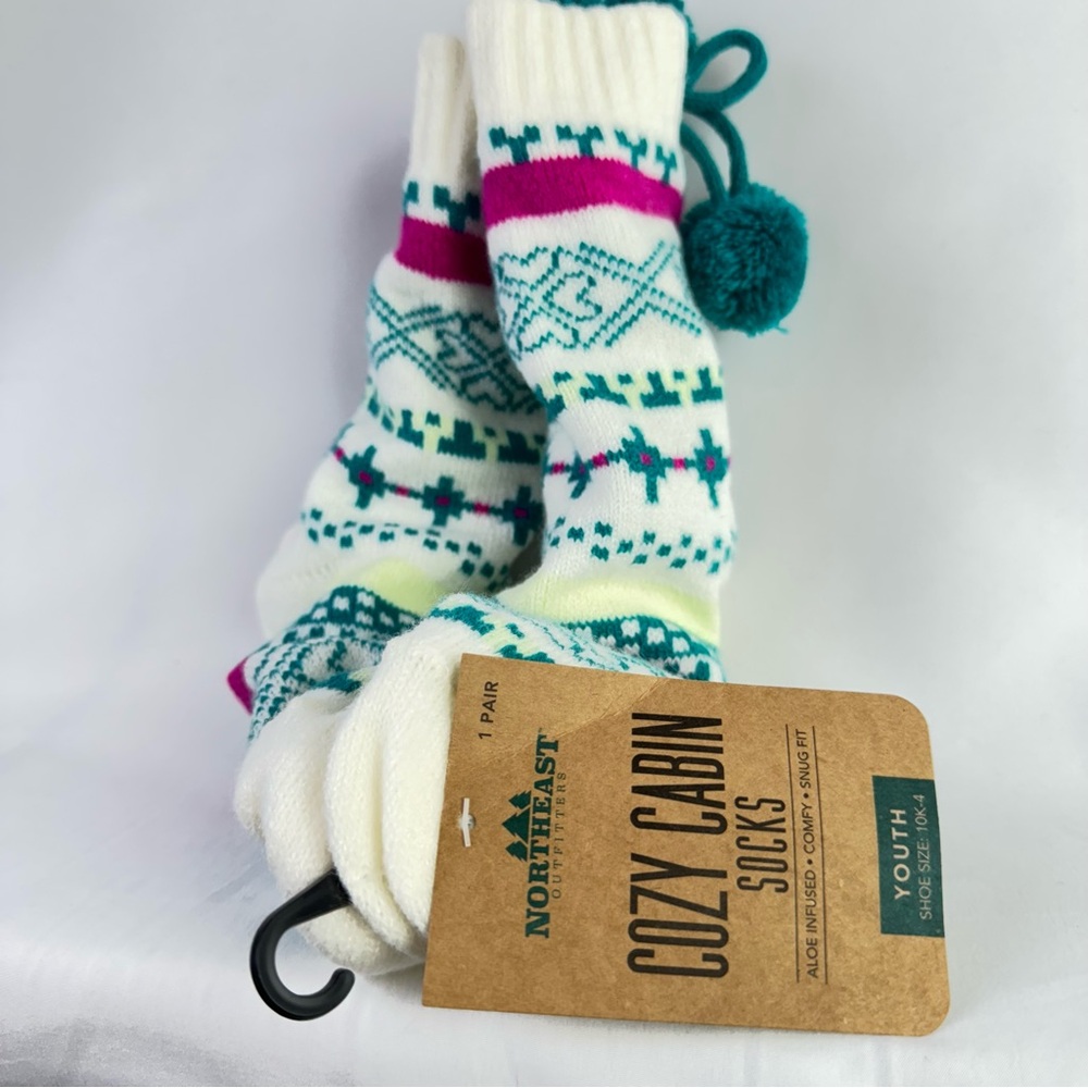 Northeast Outfitters Cozy Cabin PomPom Nordic Aloe Slipper Socks YOUTH brand new